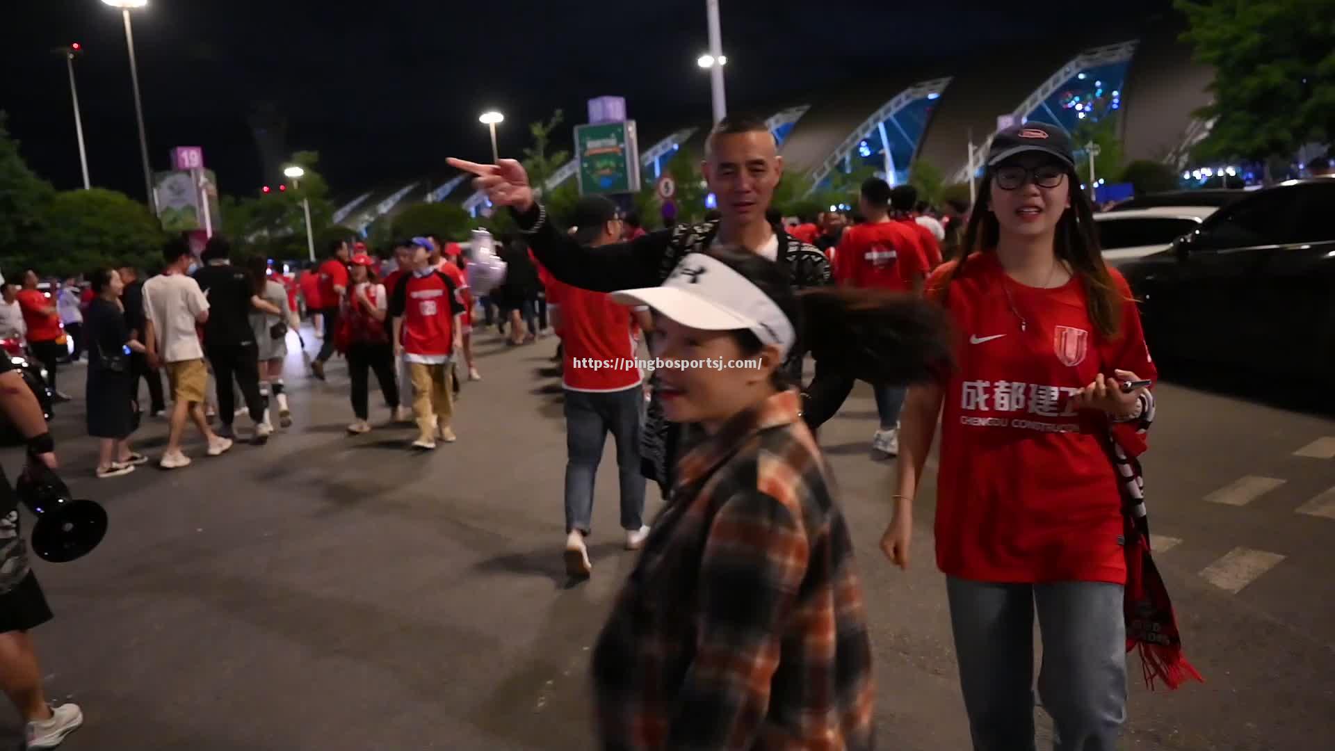 疯狂比赛夜，球迷载歌载舞庆祝胜利